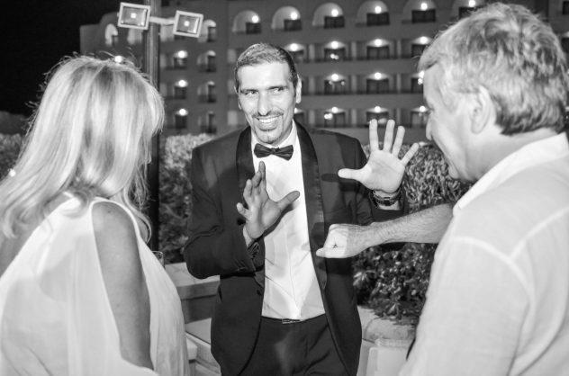 Wedding - Magic in their hand #weddingmagicianmalta #magicianmalta